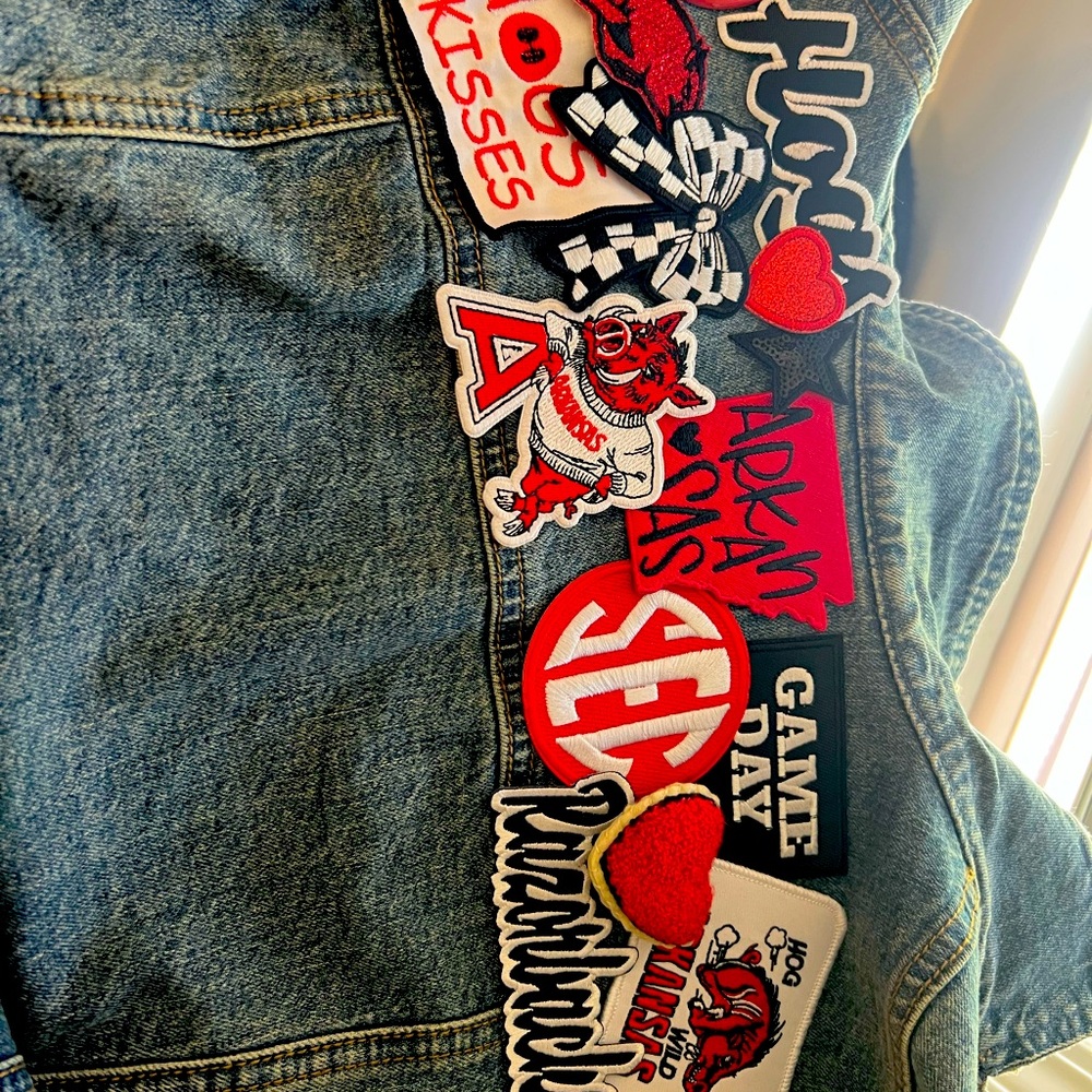 Custom Fall Denim Jean Jacket Arkansas Razorbacks Patch Out Women’s Sz S - Picture 2 of 2